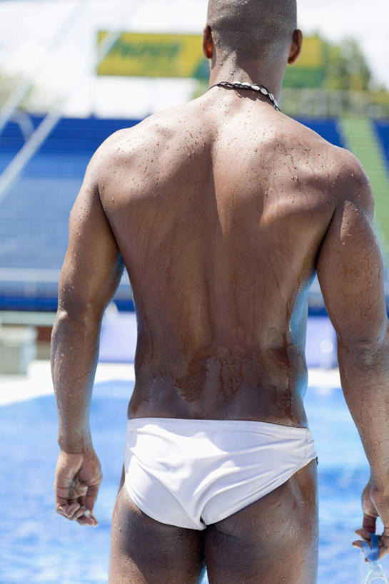 西方人,一个人,游泳池,站,竖图,室外,白天,锻炼,旅游,度假,运动,水,植物,欧洲,欧洲人,仅一个男性,仅一个人,仅一个中年男性,阴影,泳裤,朦胧,模糊,光线,影子,水池,水面,娱乐,泳池,树,树木,背面,绿色,白色,阳光,自然,站着,享受,休闲,放松,生长,成长,室外运动,户外运动,男人,男性,中年男性,白种人,站立,半身,彩图,健身