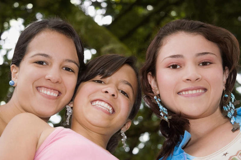 西方人,脸,头,脸颊,三个人,伙伴,朋友,站,笑,微笑,露齿笑,横图,室外,特写,白天,仰视,友谊,植物,棕榈树,叶子,欧洲,欧洲人,阴影,服装,朦胧,模糊,光线,影子,绿叶,注视,休闲装,肩膀,装饰品,树,树木,衣服,绿色,阳光,自然,耳环,饰品,首饰,观察,看,靠,靠着,站着,休闲,休闲服,嫩叶,服饰,生长,成长,观看,察看,关注,棕榈叶,耳饰,友情,年轻女性,女人,女性,白种人,头部,脸部,脸蛋,面部,叶,叶片,站立,半身,彩图,低角度拍摄