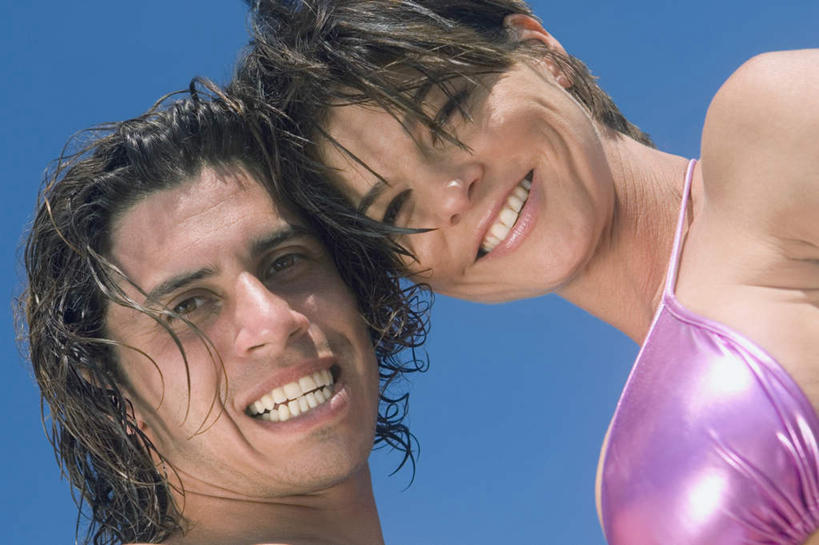 西方人,脸,头,脸颊,两个人,站,笑,微笑,露齿笑,横图,室外,特写,白天,仰视,泳装,比基尼,爱情,欧洲,欧洲人,阴影,光线,影子,浪漫,注视,肩膀,蓝色,紫色,蓝天,天空,阳光,天,低头,观察,看,站着,温暖,温馨,恩爱,恋人,晴朗,观看,和睦,察看,关注,万里无云,男人,男性,年轻女性,女人,女性,中年男性,白种人,头部,脸部,脸蛋,面部,情侣,晴空,晴空万里,站立,半身,彩图,低角度拍摄,三点式,泳衣,伴侣,融洽