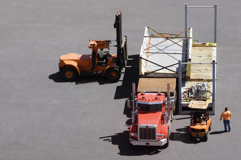 西方人,三个人,同事,码头,站,坐,搬运,横图,俯视,室外,白天,工作服,制服,成功,合作,团队,集体,信心,技术,港口,帽子,欧洲,欧洲人,握,阴影,光线,头盔,影子,队伍,车,工人,阳光,安全帽,交通工具,驾驶,行驶,站着,机械,工程车,握着,工业,操纵,控制,工程,叉车,领导,成就,载具,合伙,领袖,操控,把持,交通运输,工作制服,工作车,男人,男性,中年男性,白种人,站立,坐着,彩图,高角度拍摄,全身,工作套服,摆渡口,埠头,渡口,渡头,港湾,海港,货运码头,口岸,商港