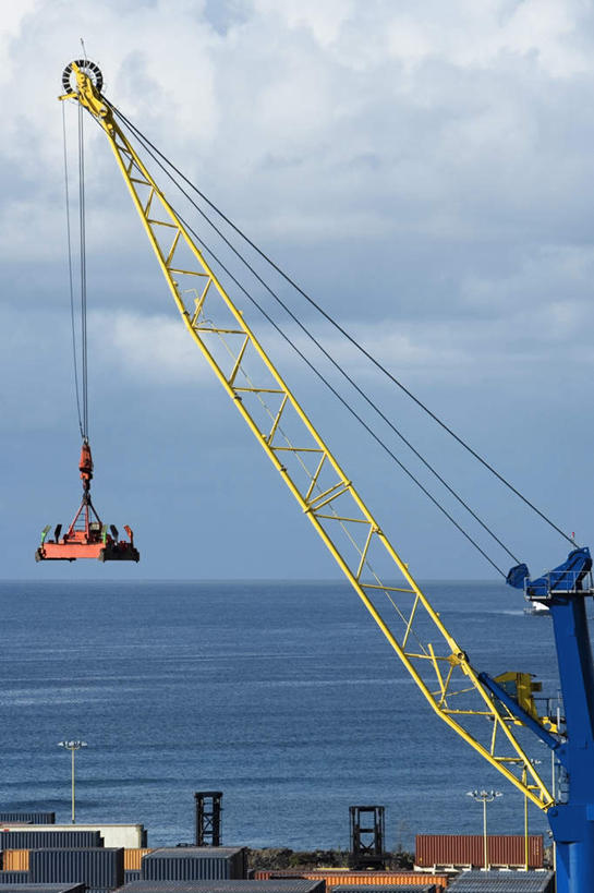 无人,码头,竖图,室外,白天,正面,度假,技术,海浪,海洋,美景,城市风光,城市,港口,建筑,阴影,光线,影子,景观,浪花,水平线,云,云朵,辽阔,集装箱,海平线,云彩,娱乐,设备,货柜,施工,蓝色,白云,蓝天,天空,阳光,海水,箱子,天,享受,休闲,广阔,机械,起重机,景色,放松,运输,晴朗,一望无际,工程,海景,物流,无边无际,一马平川,大海,风浪,海,海水的波动,近岸浪,涌浪,晴空,彩图,摆渡口,埠头,渡口,渡头,港湾,海港,货运码头,口岸,商港,水天相接,水天一线