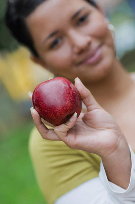 西方人,脸,头,脸颊,手,一个人,站,笑,微笑,竖图,室外,特写,白天,正面,草地,草坪,植物,苹果,水果,欧洲,欧洲人,仅一个年轻女性,仅一个女性,仅一个人,握,服装,朦胧,模糊,新鲜,生食,食品,果实,拿,拿着,注视,休闲装,草,食物,一个,衣服,红色,绿色,观察,看,站着,休闲,手部,休闲服,握着,服饰,有机食品,绿色食品,单个,观看,单手,察看,关注,年轻女性,女人,女性,白种人,头部,脸部,脸蛋,面部,站立,半身,彩图
