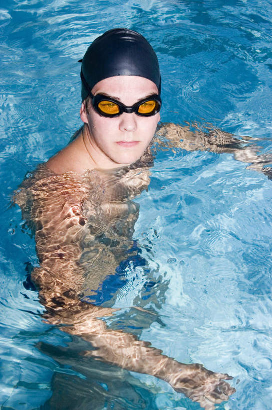 西方人,一个人,体育馆,游泳池,站,竖图,俯视,室外,白天,水,帽子,欧洲,欧洲人,仅一个男性,仅一个人,泳帽,眼镜,泳镜,水池,水面,注视,泳池,仅一个年轻男性,游泳眼镜,观察,看,站着,观看,察看,游泳馆,关注,游泳帽,男人,男性,年轻男性,白种人,抬头,仰头,站立,半身,彩图,高角度拍摄