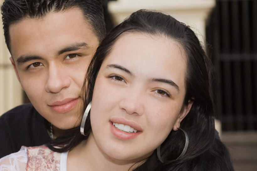 西方人,脸,头,脸颊,头发,两个人,站,抱,笑,微笑,露齿笑,横图,室外,特写,白天,正面,爱情,欧洲,欧洲人,服装,墙,浪漫,注视,休闲装,墙壁,墙面,装饰品,衣服,黑色,耳环,饰品,首饰,观察,看,站着,休闲,温暖,温馨,休闲服,恩爱,恋人,服饰,抱着,观看,和睦,察看,搂着,关注,耳饰,男人,男性,年轻男性,年轻女性,女人,女性,白种人,头部,长发,直发,脸部,脸蛋,面部,情侣,怀抱,搂,搂抱,相抱,拥抱,站立,半身,彩图,伴侣,融洽