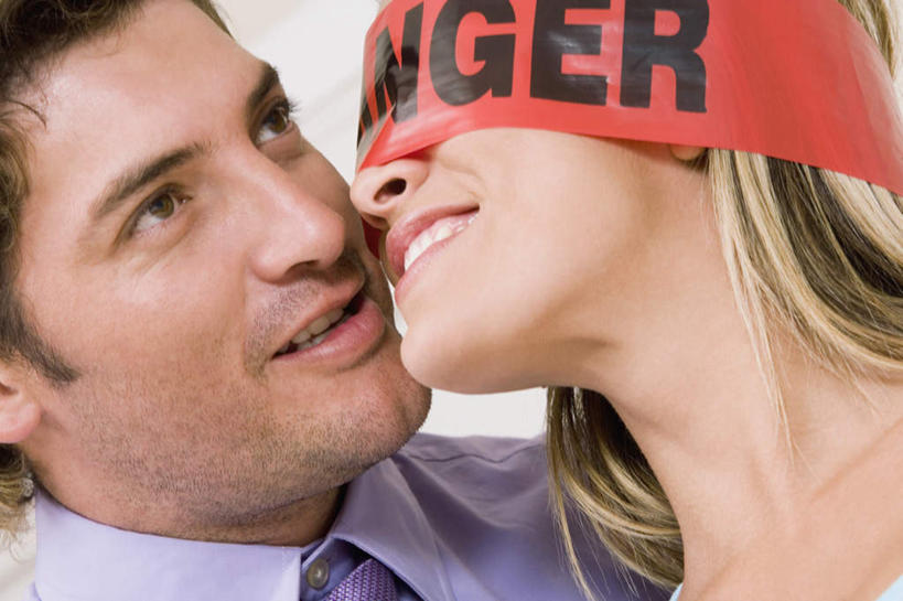 西方人,脸,头,脸颊,脖子,两个人,家庭,夫妻,站,笑,微笑,露齿笑,横图,室内,特写,白天,正面,爱情,欧洲,欧洲人,服装,英文,标志,文字,字符,字母,浪漫,注视,休闲装,标识,衣服,红色,黑色,观察,看,站着,休闲,温暖,温馨,一家人,休闲服,眼罩,恩爱,遮,遮掩,恋人,服饰,观看,英文字母,和睦,察看,掩盖,遮挡,关注,遮盖,掩饰,男人,男性,年轻女性,女人,女性,中年男性,白种人,年轻人,头部,脖,颈,颈部,脸部,脸蛋,面部,夫妇,情侣,站立,半身,彩图,伴侣,融洽