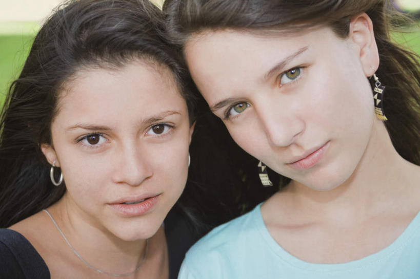 西方人,脸,头,脸颊,头发,两个人,伙伴,朋友,站,笑,微笑,横图,室外,特写,白天,正面,友谊,草地,草坪,植物,欧洲,欧洲人,服装,注视,休闲装,装饰品,草,衣服,绿色,黑色,耳环,饰品,首饰,观察,看,站着,休闲,休闲服,服饰,观看,察看,关注,耳饰,友情,年轻女性,女人,女性,白种人,头部,长发,直发,脸部,脸蛋,面部,站立,半身,彩图