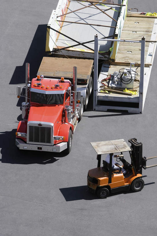 西方人,一个人,码头,坐,搬运,竖图,俯视,室外,白天,技术,港口,卡车,欧洲,欧洲人,仅一个男性,仅一个人,阴影,服装,光线,影子,集装箱,注视,休闲装,车,仅一个年轻男性,衣服,阳光,交通工具,观察,看,休闲,休闲服,机械,工程车,工业,服饰,集装箱车,观看,货车,工程,叉车,察看,关注,载具,货运车,交通运输,工作车,男人,男性,年轻男性,白种人,载重汽车,坐着,彩图,高角度拍摄,全身,摆渡口,埠头,渡口,渡头,港湾,海港,货运码头,口岸,商港