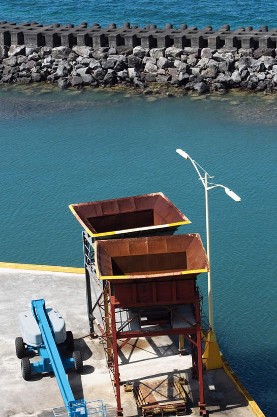 无人,码头,竖图,俯视,室外,白天,技术,海浪,海洋,港口,建筑,路灯,照明,阴影,光线,影子,浪花,灯光,集装箱,设备,货柜,灯,施工,阳光,海水,箱子,机械,起重机,运输,照亮,工程,照明设备,海景,物流,大海,风浪,海,海水的波动,近岸浪,涌浪,彩图,高角度拍摄,摆渡口,埠头,渡口,渡头,港湾,海港,货运码头,口岸,商港