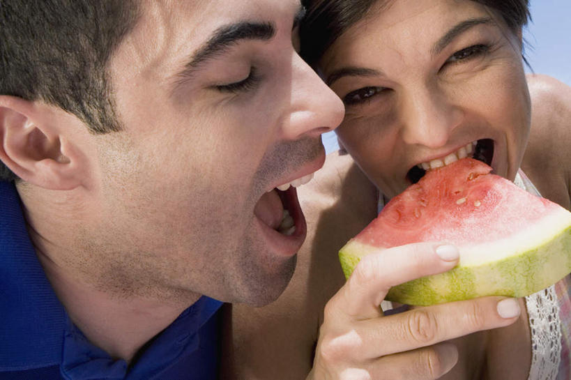西方人,中年人,脸,头,脸颊,手,两个人,家庭,夫妻,闭眼,吃,横图,室外,特写,白天,正面,爱情,西瓜,水果,欧洲,欧洲人,握,服装,新鲜,生食,食品,果实,浪漫,拿,拿着,注视,休闲装,食物,衣服,观察,看,张嘴,休闲,温暖,温馨,一家人,手部,休闲服,恩爱,握着,恋人,服饰,有机食品,绿色食品,观看,单手,和睦,察看,关注,张大嘴巴,男人,男性,女人,女性,中年男性,中年女性,白种人,头部,脸部,脸蛋,面部,夫妇,情侣,张开嘴,寒瓜,闭眼睛,闭着眼,闭着眼睛,嚼,食,半身,彩图,伴侣,融洽