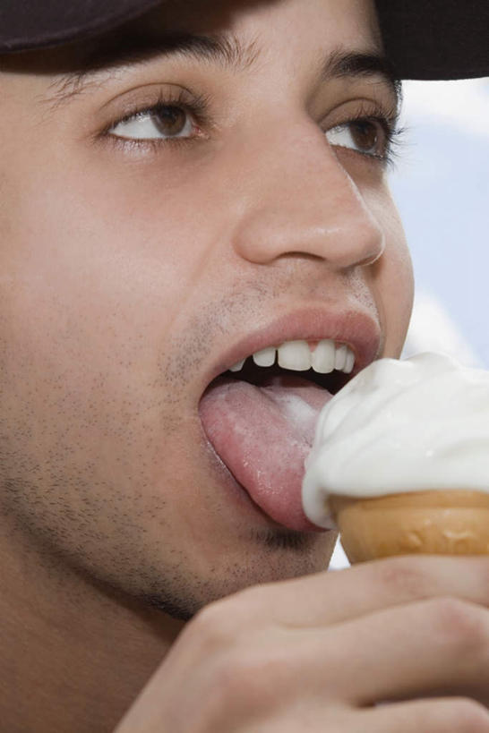 西方人,脸,头,脸颊,手,一个人,竖图,室外,特写,白天,正面,欧洲,欧洲人,仅一个男性,仅一个人,握,冰激凌,清凉,拿,拿着,注视,仅一个年轻男性,一个,冷饮,观察,看,舒服,手部,冰淇淋,舔,握着,单个,观看,单手,解暑,察看,关注,解渴,雪糕,舒爽,冰糕,消暑,男人,男性,年轻男性,白种人,头部,脸部,脸蛋,面部,半身,彩图