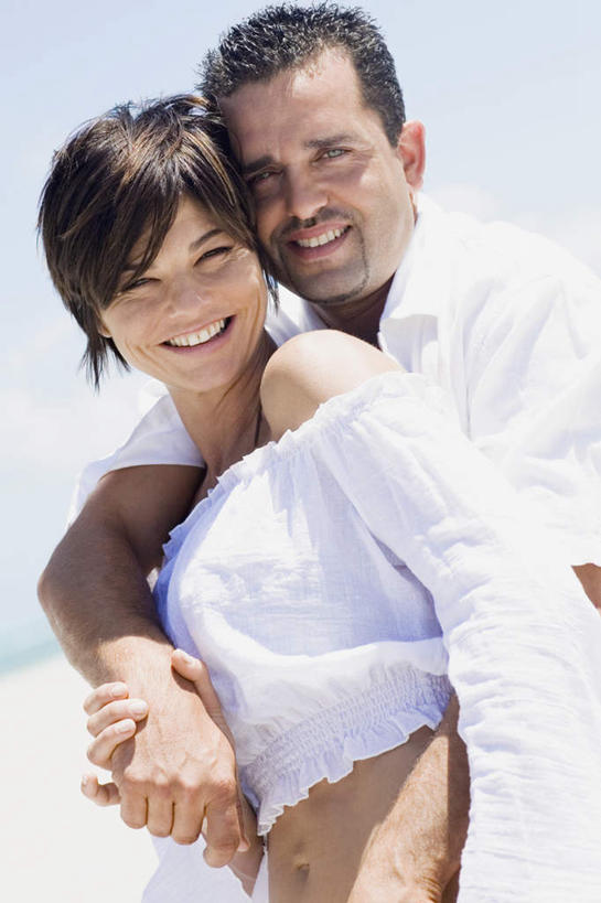 西方人,中年人,两个人,家庭,夫妻,站,握手,抱,笑,微笑,露齿笑,竖图,室外,白天,正面,爱情,沙滩,欧洲,欧洲人,阴影,服装,光线,沙子,影子,海岸,沙地,浪漫,注视,休闲装,衣服,蓝色,蓝天,天空,阳光,天,观察,看,站着,休闲,温暖,温馨,一家人,休闲服,恩爱,恋人,服饰,晴朗,抱着,观看,和睦,察看,搂着,关注,万里无云,男人,男性,女人,女性,中年男性,中年女性,白种人,夫妇,情侣,海滩,晴空,晴空万里,搀手,怀抱,拉手,搂,搂抱,手搀手,手拉手,手牵手,手握手,相抱,拥抱,站立,半身,彩图,伴侣,融洽