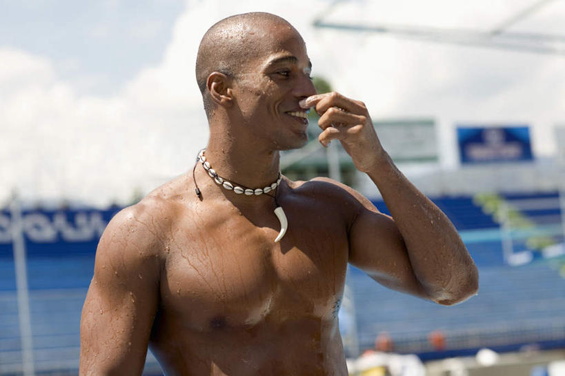 西方人,肌肉,健壮,一个人,体育馆,游泳池,栏杆,站,笑,摸,微笑,露齿笑,横图,室外,白天,正面,水,楼梯,项链,欧洲,欧洲人,仅一个男性,仅一个人,仅一个中年男性,抚摸,阴影,朦胧,模糊,光线,扶手,影子,阶梯,水池,水面,云,云朵,云彩,注视,泳池,护栏,裸露,台阶,装饰品,蓝色,白云,蓝天,天空,阳光,饰品,首饰,天,观察,看,站着,健康,活力,力量,晴朗,观看,青春,察看,游泳馆,强壮,关注,裸,男人,男性,中年男性,白种人,晴空,触摸,接触,站立,半身,彩图