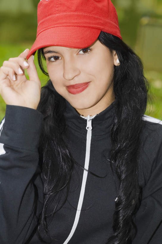 西方人,一个人,站,笑,摸,微笑,竖图,室外,白天,正面,运动服,草地,草坪,植物,帽子,欧洲,欧洲人,仅一个年轻女性,仅一个女性,仅一个人,抚摸,服装,朦胧,模糊,棒球帽,注视,草,树,树木,衣服,红色,绿色,自然,观察,看,站着,服饰,生长,成长,观看,察看,衣着,穿着,关注,衣饰,年轻女性,女人,女性,白种人,触摸,接触,站立,半身,彩图,运动装