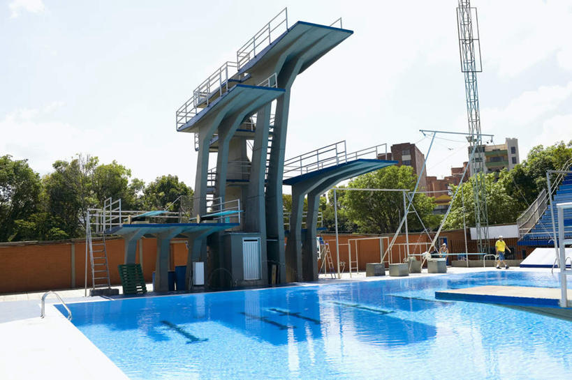 西方人,一个人,体育馆,游泳池,站,横图,室外,白天,正面,水,植物,欧洲,欧洲人,仅一个男性,仅一个人,阴影,服装,光线,影子,水池,水面,云,云朵,云彩,注视,休闲装,运动器械,泳池,树,树木,仅一个年轻男性,衣服,蓝色,绿色,白云,蓝天,天空,阳光,自然,天,观察,看,站着,休闲,休闲服,健身器械,服饰,生长,晴朗,成长,观看,察看,游泳馆,关注,跳板,健身器材,男人,男性,年轻男性,白种人,晴空,站立,彩图,全身,助跳板,运动器材