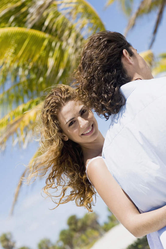 西方人,中年人,两个人,家庭,夫妻,站,抱,笑,微笑,露齿笑,竖图,室外,白天,仰视,爱情,旅游,度假,美景,沙滩,植物,棕榈树,叶子,欧洲,欧洲人,阴影,服装,光线,沙子,影子,海岸,景观,绿叶,沙地,浪漫,注视,休闲装,娱乐,树,树木,衣服,蓝色,绿色,蓝天,天空,阳光,自然,天,观察,看,站着,享受,休闲,温暖,温馨,一家人,休闲服,嫩叶,景色,恩爱,放松,恋人,服饰,生长,晴朗,成长,抱着,观看,和睦,察看,搂着,关注,自然风光,棕榈叶,万里无云,男人,男性,女人,女性,中年男性,中年女性,白种人,夫妇,情侣,叶,叶片,海滩,晴空,晴空万里,怀抱,搂,搂抱,相抱,拥抱,站立,半身,彩图,低角度拍摄,伴侣,融洽