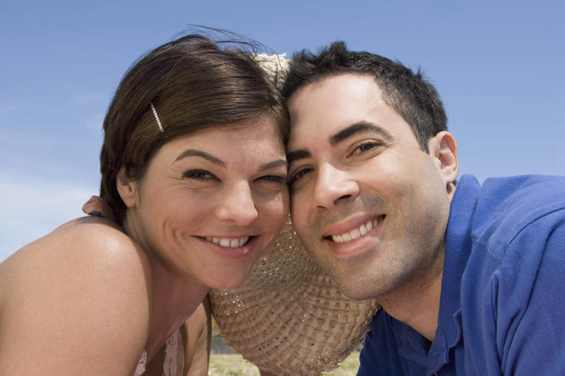 西方人,中年人,两个人,家庭,夫妻,站,笑,微笑,露齿笑,横图,室外,白天,仰视,爱情,帽子,欧洲,欧洲人,阴影,服装,装饰,光线,草帽,头饰,影子,云,云朵,浪漫,云彩,注视,休闲装,衣服,蓝色,白云,蓝天,天空,阳光,发夹,发饰,夹子,饰品,天,观察,看,靠,靠着,倚靠,站着,休闲,温暖,温馨,一家人,休闲服,恩爱,恋人,服饰,晴朗,观看,华丽,修饰,点缀,和睦,察看,倚着,关注,配饰,衬托,美观,雅致,雅观,男人,男性,女人,女性,中年男性,中年女性,白种人,夫妇,情侣,晴空,站立,半身,彩图,低角度拍摄,伴侣,融洽