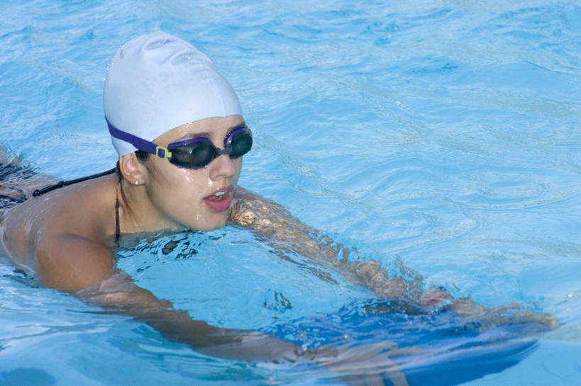 游泳,西方人,一个人,运动员,体育馆,游泳池,横图,俯视,室外,白天,泳装,水,帽子,欧洲,欧洲人,仅一个年轻女性,仅一个女性,仅一个人,泳帽,眼镜,泳镜,水池,水面,注视,泳池,游泳眼镜,观察,看,观看,察看,游泳馆,关注,游泳帽,连体泳衣,泅水,拍浮,年轻女性,女人,女性,白种人,体育运动员,运动选手,半身,彩图,高角度拍摄,泳衣