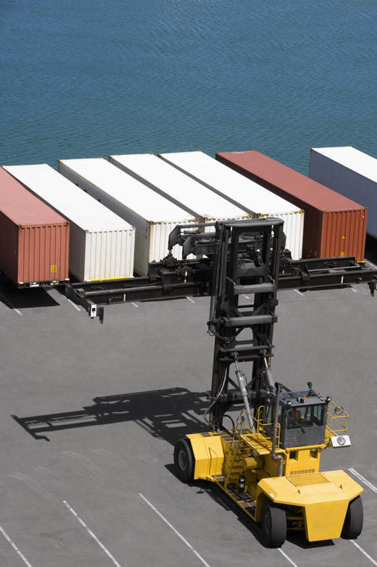 无人,码头,搬运,竖图,俯视,室外,白天,技术,海浪,海洋,港口,一排,阴影,整齐,光线,影子,浪花,集装箱,货柜,车,排列,阳光,海水,箱子,交通工具,机械,工程车,工业,运输,工程,叉车,队列,载具,海景,物流,交通运输,工作车,大海,风浪,海,海水的波动,近岸浪,涌浪,彩图,高角度拍摄,摆渡口,埠头,渡口,渡头,港湾,海港,货运码头,口岸,商港