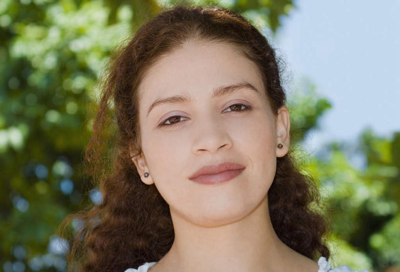 西方人,脸,头,脸颊,头发,一个人,站,笑,微笑,横图,室外,特写,白天,正面,植物,欧洲,欧洲人,仅一个年轻女性,仅一个女性,仅一个人,阴影,服装,朦胧,模糊,光线,影子,棕色,注视,休闲装,装饰品,树,树木,衣服,蓝色,绿色,蓝天,天空,阳光,自然,耳环,饰品,首饰,天,观察,看,站着,休闲,休闲服,服饰,生长,晴朗,成长,观看,察看,关注,万里无云,耳饰,年轻女性,女人,女性,白种人,头部,长发,卷发,脸部,脸蛋,面部,晴空,晴空万里,站立,半身,彩图