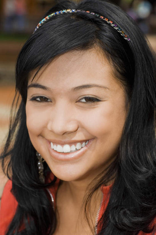 西方人,脸,头,脸颊,头发,一个人,站,笑,微笑,露齿笑,竖图,室外,特写,白天,正面,欧洲,欧洲人,仅一个女性,仅一个人,服装,装饰,头饰,注视,休闲装,装饰品,衣服,红色,黑色,耳环,发箍,发饰,饰品,首饰,观察,看,站着,仅一个中年女性,休闲,休闲服,服饰,头箍,观看,华丽,修饰,点缀,察看,关注,发卡,配饰,衬托,美观,雅致,雅观,耳饰,女人,女性,中年女性,白种人,头部,长发,卷发,脸部,脸蛋,面部,站立,半身,彩图