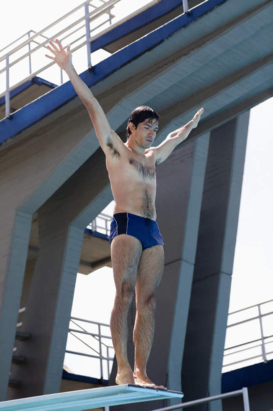 西方人,一个人,运动员,体育馆,游泳池,站,伸展双臂,竖图,室外,白天,仰视,水,欧洲,欧洲人,仅一个男性,仅一个人,仅一个中年男性,泳裤,水池,水面,注视,运动器械,泳池,裸露,观察,看,站着,健身器械,观看,察看,游泳馆,关注,跳板,裸,健身器材,男人,男性,中年男性,白种人,体育运动员,运动选手,敞开双臂,伸开双臂,展开双肩,站立,张开手臂,张开双臂,彩图,低角度拍摄,全身,助跳板,运动器材