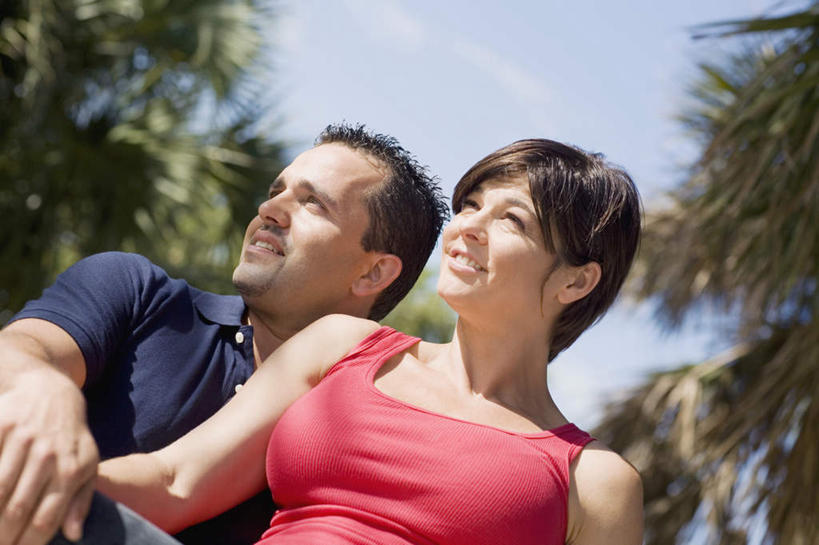 西方人,中年人,两个人,家庭,夫妻,坐,笑,微笑,露齿笑,横图,室外,白天,仰视,爱情,旅游,度假,美景,植物,棕榈树,叶子,欧洲,欧洲人,阴影,服装,光线,影子,景观,云,云朵,绿叶,浪漫,云彩,注视,休闲装,娱乐,树,树木,衣服,红色,蓝色,绿色,黑色,白云,蓝天,天空,阳光,自然,天,观察,看,享受,休闲,温暖,温馨,一家人,休闲服,嫩叶,景色,恩爱,放松,恋人,服饰,生长,晴朗,成长,观看,和睦,察看,关注,自然风光,棕榈叶,男人,男性,女人,女性,中年男性,中年女性,白种人,夫妇,情侣,叶,叶片,晴空,坐着,半身,彩图,低角度拍摄,伴侣,融洽