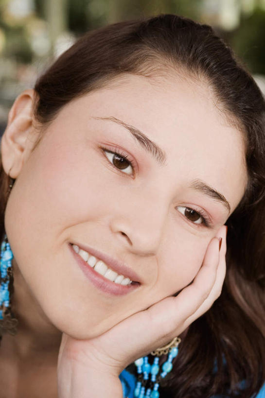 西方人,脸,头,脸颊,手,一个人,笑,微笑,露齿笑,竖图,室外,特写,白天,正面,植物,欧洲,欧洲人,仅一个年轻女性,仅一个女性,仅一个人,撑,服装,朦胧,模糊,托腮,注视,休闲装,树,树木,衣服,绿色,自然,观察,看,托,休闲,手部,休闲服,服饰,生长,成长,观看,单手,察看,关注,托下巴,年轻女性,女人,女性,白种人,头部,脸部,脸蛋,面部,半身,彩图