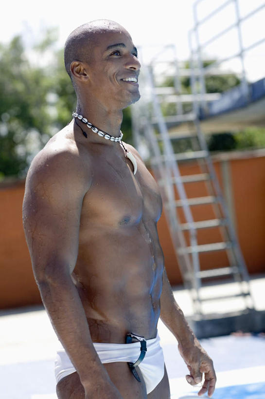 西方人,肌肉,健壮,一个人,运动员,体育馆,游泳池,栏杆,站,笑,微笑,露齿笑,竖图,室外,白天,侧面,水,植物,楼梯,项链,欧洲,欧洲人,仅一个男性,仅一个人,仅一个中年男性,阴影,泳裤,朦胧,模糊,光线,扶手,影子,阶梯,水池,水面,注视,泳池,护栏,裸露,台阶,装饰品,树,树木,绿色,阳光,自然,饰品,首饰,观察,看,站着,健康,活力,力量,生长,成长,观看,青春,察看,游泳馆,强壮,关注,裸,男人,男性,中年男性,白种人,体育运动员,运动选手,站立,半身,彩图
