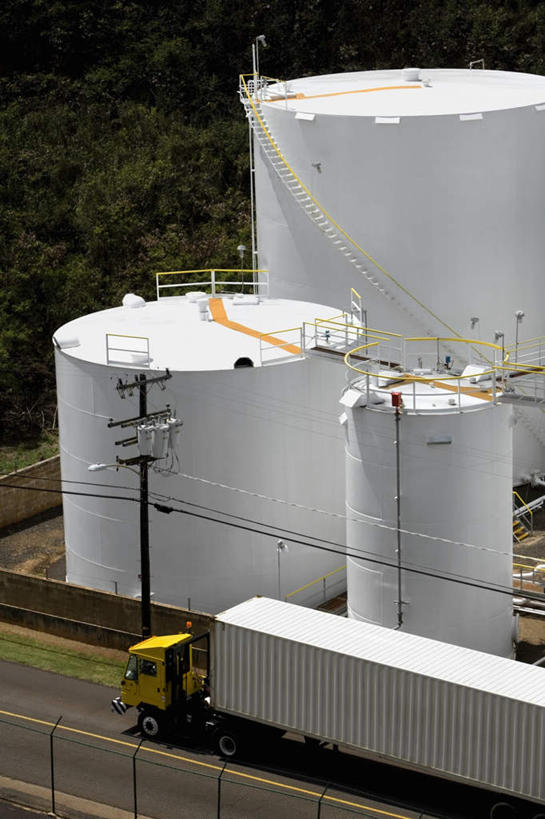 无人,竖图,俯视,室外,白天,森林,树林,植物,道路,卡车,路,公路,阴影,光线,影子,分界线,停车线,集装箱,交通,树,树木,绿色,阳光,自然,容器,油罐,储油罐,集装箱车,生长,成长,储藏,货车,车行道,车行道分界线,储存,标线,货运车,车行线,存油罐,贮油罐,马路,载重汽车,彩图,高角度拍摄,贮存