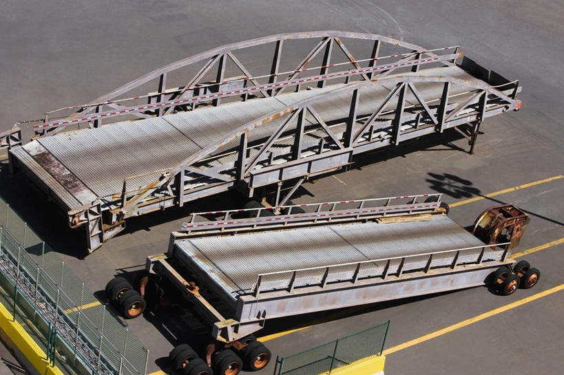 无人,栏杆,码头,横图,俯视,室外,白天,道路,港口,路,公路,阴影,光线,影子,围栏,分界线,停车线,交通,护栏,阳光,车行道,车行道分界线,标线,车行线,马路,彩图,高角度拍摄,摆渡口,埠头,渡口,渡头,港湾,海港,货运码头,口岸,商港