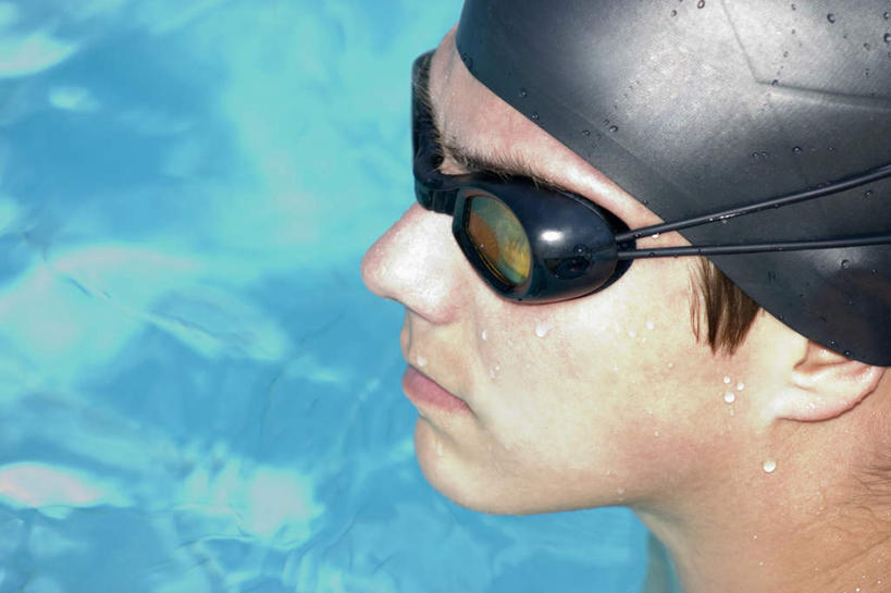 西方人,脸,头,脸颊,一个人,运动员,体育馆,游泳池,站,横图,俯视,室外,特写,白天,水,帽子,欧洲,欧洲人,仅一个男性,仅一个人,泳帽,眼镜,泳镜,水池,水面,注视,泳池,仅一个年轻男性,黑色,游泳眼镜,观察,看,站着,观看,察看,游泳馆,关注,游泳帽,男人,男性,年轻男性,白种人,头部,脸部,脸蛋,面部,体育运动员,运动选手,站立,半身,彩图,高角度拍摄