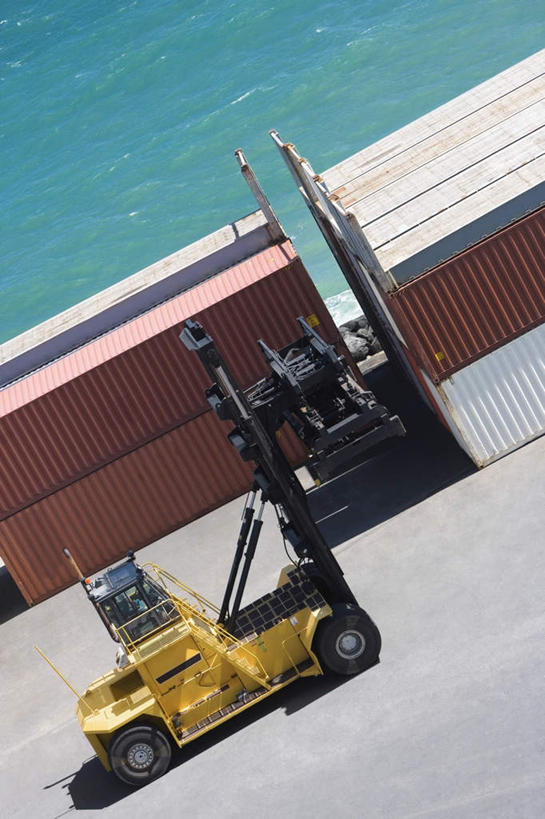 无人,码头,搬运,竖图,俯视,室外,白天,技术,海浪,海洋,港口,阴影,光线,影子,浪花,车,阳光,海水,交通工具,机械,工程车,工业,工程,叉车,载具,海景,交通运输,工作车,大海,风浪,海,海水的波动,近岸浪,涌浪,彩图,高角度拍摄,摆渡口,埠头,渡口,渡头,港湾,海港,货运码头,口岸,商港