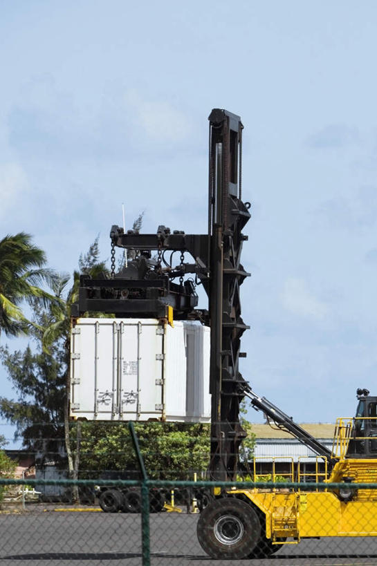 无人,栏杆,码头,搬运,竖图,室外,白天,正面,技术,植物,港口,棕榈树,叶子,阴影,光线,影子,栅栏,篱笆,云,云朵,围栏,绿叶,集装箱,云彩,货柜,护栏,车,树,树木,蓝色,绿色,白云,蓝天,天空,阳光,自然,箱子,交通工具,天,机械,嫩叶,工程车,工业,运输,生长,晴朗,成长,工程,叉车,载具,物流,棕榈叶,交通运输,工作车,叶,叶片,晴空,彩图,摆渡口,埠头,渡口,渡头,港湾,海港,货运码头,口岸,商港