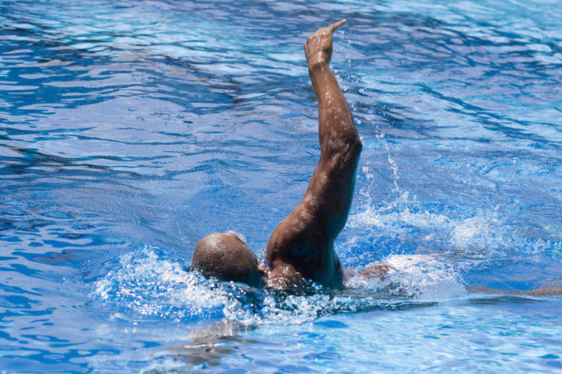 游泳,西方人,肌肉,健壮,一个人,体育馆,游泳池,伸展双臂,横图,俯视,室外,白天,水,欧洲,欧洲人,仅一个男性,仅一个人,仅一个中年男性,飞溅,溅,液体,水池,水滴,水面,泳池,裸露,水珠,健康,活力,力量,青春,游泳馆,强壮,喷洒,裸,泅水,拍浮,男人,男性,中年男性,白种人,敞开双臂,伸开双臂,展开双肩,张开手臂,张开双臂,半身,彩图,高角度拍摄