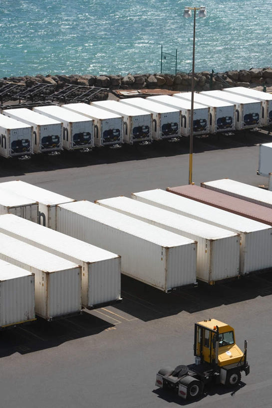 无人,码头,竖图,俯视,室外,白天,海浪,海洋,港口,卡车,一排,阴影,整齐,并列,并排,光线,影子,浪花,集装箱,货柜,排列,阳光,海水,箱子,运输,集装箱车,货车,队列,平行,海景,货运车,物流,大海,风浪,海,海水的波动,近岸浪,涌浪,载重汽车,彩图,高角度拍摄,摆渡口,埠头,渡口,渡头,港湾,海港,货运码头,口岸,商港