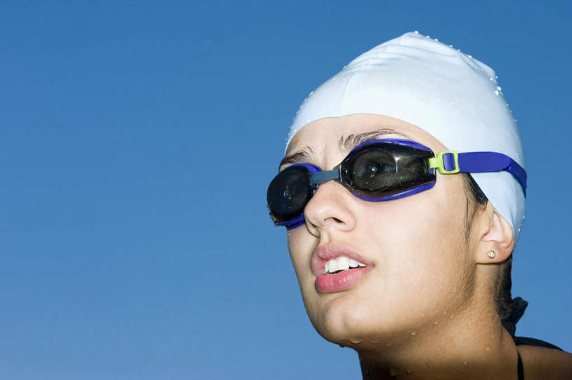 西方人,脸,头,脸颊,一个人,运动员,站,横图,室外,特写,白天,正面,帽子,欧洲,欧洲人,仅一个年轻女性,仅一个女性,仅一个人,阴影,泳帽,光线,眼镜,影子,泳镜,注视,蓝色,蓝天,天空,阳光,游泳眼镜,天,观察,看,站着,晴朗,观看,察看,关注,游泳帽,万里无云,年轻女性,女人,女性,白种人,头部,脸部,脸蛋,面部,晴空,晴空万里,体育运动员,运动选手,站立,半身,彩图