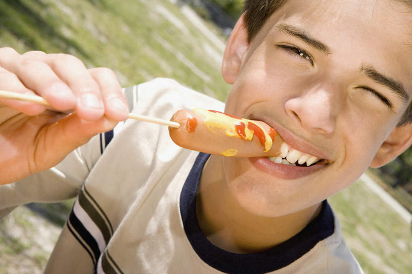 芥末,西方人,儿童,脸,头,脸颊,手,一个人,站,笑,吃,微笑,露齿笑,横图,室外,特写,白天,正面,纯洁,草地,草坪,植物,欧洲,欧洲人,仅一个男性,仅一个人,握,服装,调料,酱料,酱汁,茄汁,肉,香肠,佐料,腊肠,调味品,拿,调味料,拿着,注视,休闲装,番茄酱,猪肉,酱,肉类,草,树,树木,小孩,衣服,绿色,自然,观察,看,站着,仅一个小孩,休闲,手部,休闲服,可爱,童年,童趣,握着,服饰,生长,成长,观看,单手,察看,关注,肉食,童真,烂漫,无邪,山葵,豚肉,泽山葵,溪山葵,芥子末,山嵛菜,芥辣粉,哇沙比,辣根,天真,男孩,男人,男性,白种人,孩子,头部,脸部,脸蛋,面部,嚼,食,站立,半身,彩图,男生