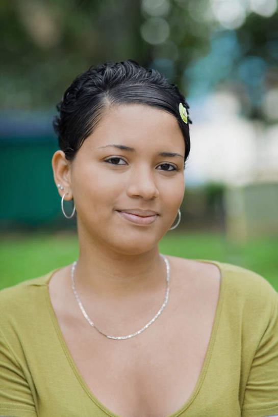 西方人,一个人,站,笑,微笑,竖图,室外,白天,正面,草地,草坪,植物,项链,欧洲,欧洲人,仅一个年轻女性,仅一个女性,仅一个人,服装,朦胧,模糊,装饰,头饰,注视,休闲装,装饰品,草,树,树木,衣服,绿色,自然,耳环,发夹,发饰,夹子,饰品,首饰,观察,看,站着,休闲,休闲服,服饰,生长,成长,观看,华丽,修饰,点缀,察看,关注,配饰,衬托,美观,雅致,雅观,耳饰,年轻女性,女人,女性,白种人,站立,半身,彩图