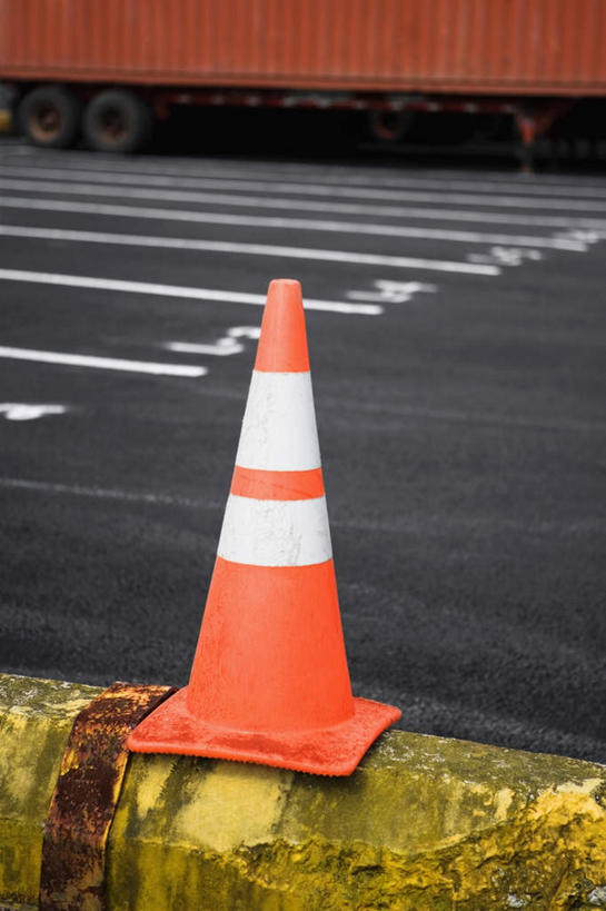 无人,码头,竖图,室外,白天,正面,道路,港口,路,人行横道,公路,分离,人行道,交通,警告,警示,隔离,禁止,提醒,提示,限制,人行横道线,交通标志,路锥,交通锥,危险,斑马线,马路,彩图,摆渡口,埠头,渡口,渡头,港湾,海港,货运码头,口岸,商港