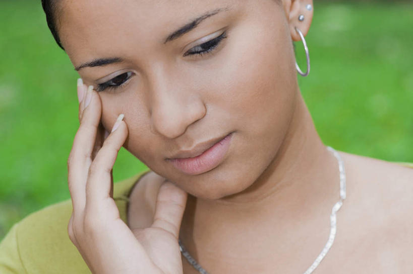 西方人,脸,头,脸颊,脖子,手,一个人,站,摸,横图,室外,特写,白天,正面,草地,草坪,植物,项链,欧洲,欧洲人,仅一个年轻女性,仅一个女性,仅一个人,抚摸,朦胧,模糊,注视,肩膀,装饰品,草,绿色,耳环,饰品,首饰,观察,看,站着,思考,手部,观看,单手,察看,关注,思虑,耳饰,年轻女性,女人,女性,白种人,头部,脖,颈,颈部,脸部,脸蛋,面部,触摸,接触,站立,半身,彩图