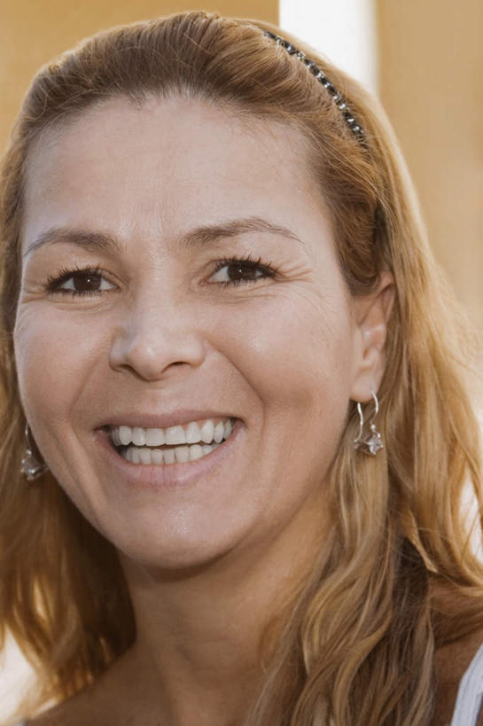 西方人,脸,头,脸颊,头发,一个人,站,笑,微笑,露齿笑,竖图,室外,特写,白天,正面,欧洲,欧洲人,仅一个女性,仅一个人,棕色,注视,装饰品,耳环,饰品,首饰,观察,看,站着,仅一个中年女性,观看,察看,关注,耳饰,女人,女性,中年女性,白种人,头部,长发,卷发,脸部,脸蛋,面部,站立,半身,彩图