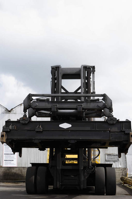 无人,码头,搬运,竖图,室外,白天,正面,技术,港口,阴影,光线,影子,云,云朵,集装箱,云彩,货柜,车,蓝色,白云,蓝天,天空,阳光,箱子,交通工具,天,机械,工程车,工业,运输,晴朗,工程,叉车,载具,物流,交通运输,工作车,晴空,彩图,摆渡口,埠头,渡口,渡头,港湾,海港,货运码头,口岸,商港