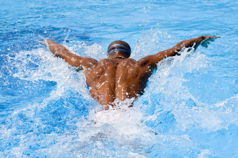 游泳,西方人,肌肉,健壮,一个人,运动员,体育馆,游泳池,伸展双臂,横图,俯视,室外,白天,水,欧洲,欧洲人,仅一个男性,仅一个人,仅一个中年男性,飞溅,溅,液体,水池,水滴,水面,泳池,裸露,水珠,健康,活力,力量,青春,游泳馆,强壮,喷洒,裸,泅水,拍浮,男人,男性,中年男性,白种人,体育运动员,运动选手,敞开双臂,伸开双臂,展开双肩,张开手臂,张开双臂,半身,彩图,高角度拍摄