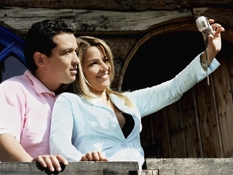 西方人,两个人,家庭,夫妻,栏杆,站,举,笑,微笑,露齿笑,横图,室外,白天,正面,爱情,相机,欧洲,欧洲人,握,阴影,服装,光线,影子,围栏,浪漫,拿,拿着,注视,休闲装,护栏,拍照,衣服,阳光,数码相机,观察,看,托,站着,休闲,温暖,温馨,一家人,休闲服,恩爱,握着,恋人,摄影,服饰,观看,和睦,察看,关注,男人,男性,年轻女性,女人,女性,中年男性,白种人,年轻人,夫妇,情侣,照相机,举起,举手,举着,向上举,向上伸,向上托,站立,半身,彩图,照相,伴侣,融洽