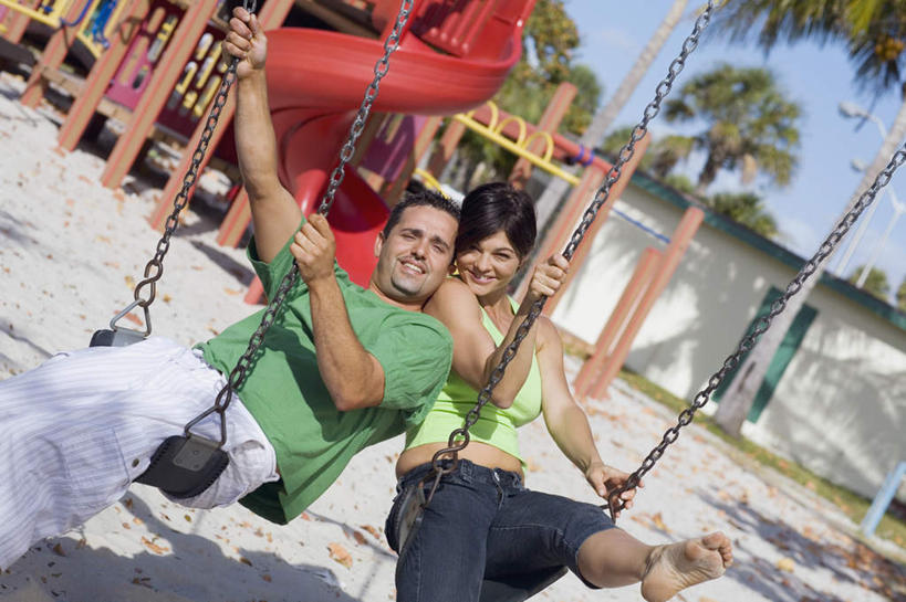 西方人,中年人,两个人,家庭,夫妻,坐,笑,微笑,露齿笑,横图,室外,白天,正面,爱情,游戏,植物,棕榈树,玩具,叶子,欧洲,欧洲人,握,摇摆,阴影,服装,光线,影子,绿叶,浪漫,玩,注视,休闲装,娱乐,运动器械,树,树木,衣服,蓝色,绿色,蓝天,天空,阳光,自然,秋千,天,荡秋千,观察,看,休闲,温暖,温馨,一家人,休闲服,滑滑梯,嫩叶,滑梯,恩爱,益智,握着,恋人,服饰,生长,晴朗,成长,观看,活动,和睦,察看,发泄,关注,消遣,智力,摇晃,棕榈叶,万里无云,宣泄,男人,男性,女人,女性,中年男性,中年女性,白种人,夫妇,情侣,叶,叶片,晴空,晴空万里,玩耍,嬉戏,坐着,半身,彩图,伴侣,融洽