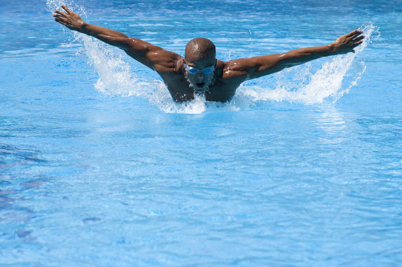 游泳,西方人,肌肉,健壮,一个人,运动员,体育馆,游泳池,伸展双臂,横图,室外,白天,正面,水,欧洲,欧洲人,仅一个男性,仅一个人,仅一个中年男性,飞溅,溅,眼镜,液体,泳镜,水池,水滴,水面,注视,泳池,裸露,水珠,游泳眼镜,观察,看,健康,活力,力量,观看,青春,察看,游泳馆,强壮,关注,喷洒,裸,泅水,拍浮,男人,男性,中年男性,白种人,体育运动员,运动选手,敞开双臂,伸开双臂,展开双肩,张开手臂,张开双臂,半身,彩图