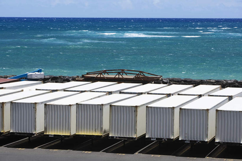 无人,码头,横图,俯视,室外,白天,海浪,海洋,港口,一排,阴影,整齐,光线,影子,浪花,水平线,辽阔,集装箱,海平线,货柜,排列,蓝色,蓝天,天空,阳光,海水,箱子,天,广阔,运输,晴朗,一望无际,队列,海景,物流,万里无云,无边无际,一马平川,大海,风浪,海,海水的波动,近岸浪,涌浪,晴空,晴空万里,彩图,高角度拍摄,摆渡口,埠头,渡口,渡头,港湾,海港,货运码头,口岸,商港,水天相接,水天一线