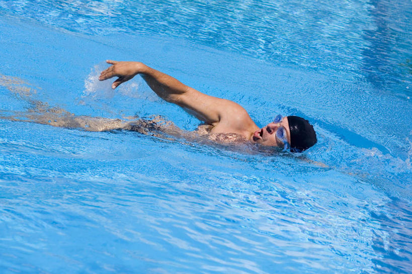 游泳,西方人,肌肉,健壮,一个人,运动员,体育馆,游泳池,横图,俯视,室外,白天,水,帽子,欧洲,欧洲人,仅一个男性,仅一个人,泳帽,眼镜,泳镜,水池,水面,注视,泳池,裸露,仅一个年轻男性,游泳眼镜,观察,看,张嘴,健康,活力,力量,观看,青春,察看,游泳馆,强壮,关注,游泳帽,裸,张大嘴巴,泅水,拍浮,男人,男性,年轻男性,白种人,张开嘴,体育运动员,运动选手,半身,彩图,高角度拍摄