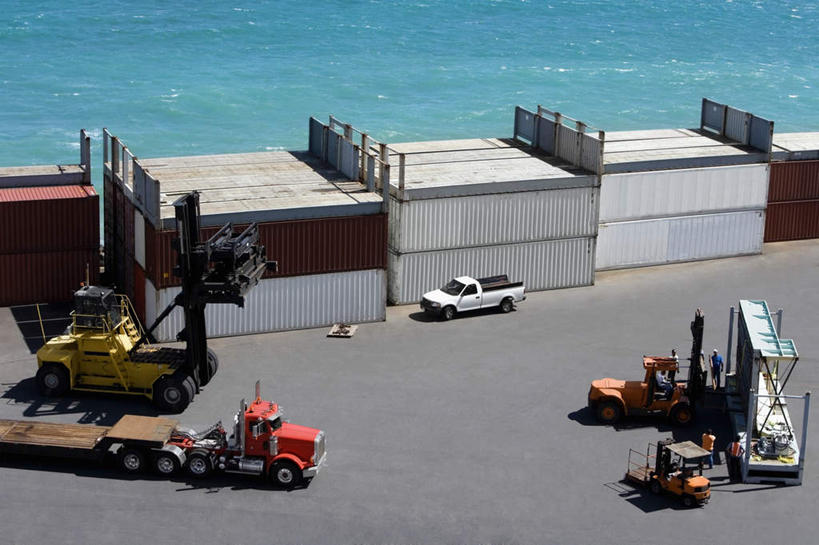 无人,搬运,横图,俯视,室外,白天,技术,海浪,海洋,卡车,阴影,光线,影子,浪花,集装箱,货柜,车,阳光,海水,箱子,交通工具,机械,工程车,工业,运输,集装箱车,货车,工程,叉车,载具,海景,货运车,物流,交通运输,工作车,大海,风浪,海,海水的波动,近岸浪,涌浪,载重汽车,彩图,高角度拍摄