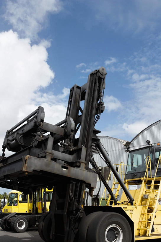 无人,码头,搬运,竖图,室外,白天,仰视,技术,港口,阴影,光线,影子,云,云朵,集装箱,云彩,货柜,车,蓝色,白云,蓝天,天空,阳光,箱子,交通工具,天,机械,工程车,工业,运输,晴朗,工程,叉车,载具,物流,交通运输,工作车,晴空,彩图,低角度拍摄,摆渡口,埠头,渡口,渡头,港湾,海港,货运码头,口岸,商港